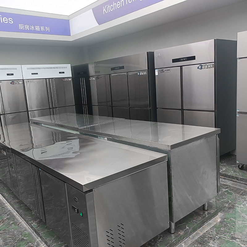 Dvoudveřová kuchyňská lednička z nerezové oceli Dvoudveřová kuchyňská lednička z nerezové oceli